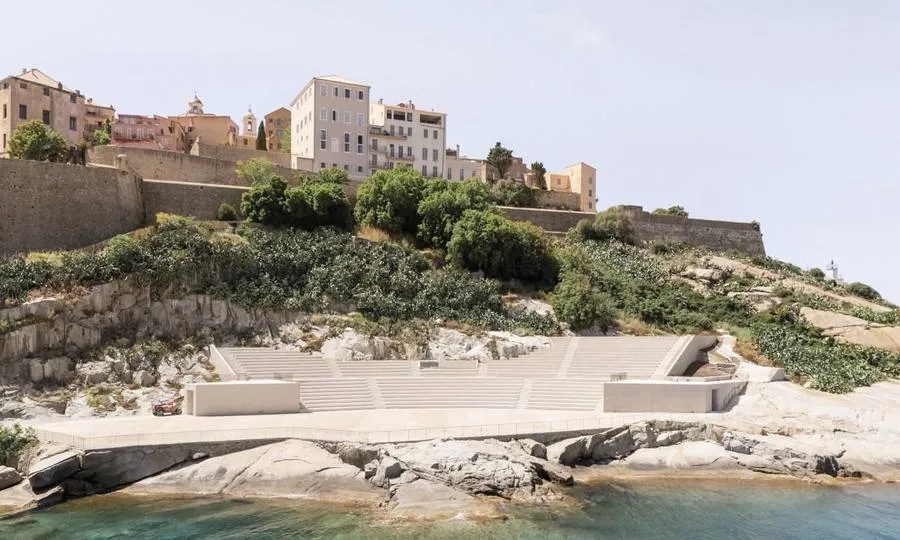 Le théâtre de plein air de Calvi, au pied de la citadelle, face à la mer